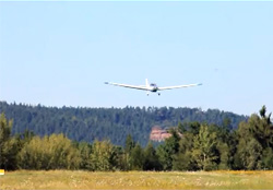 Motorflugzeug auf dem Flugplatz Söller - Foto: Gittarissimo Youtube